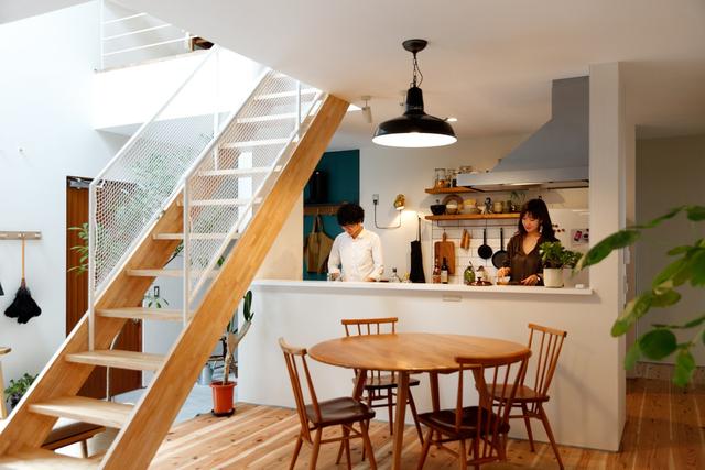 142�Oһ��һŮ����¶̨��Ժ�ӣ����湩ů˯���ϣ����������ɾ���