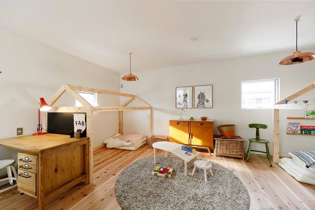 142�Oһ��һŮ����¶̨��Ժ�ӣ����湩ů˯���ϣ����������ɾ���