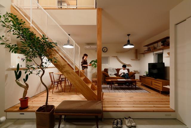 142�Oһ��һŮ����¶̨��Ժ�ӣ����湩ů˯���ϣ����������ɾ���