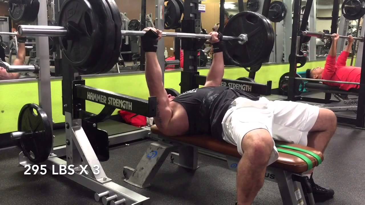 卧推要配什么动作，才能把“死胸肌”练大了？