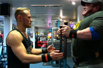 卧推要配什么动作，才能把“死胸肌”练大了？