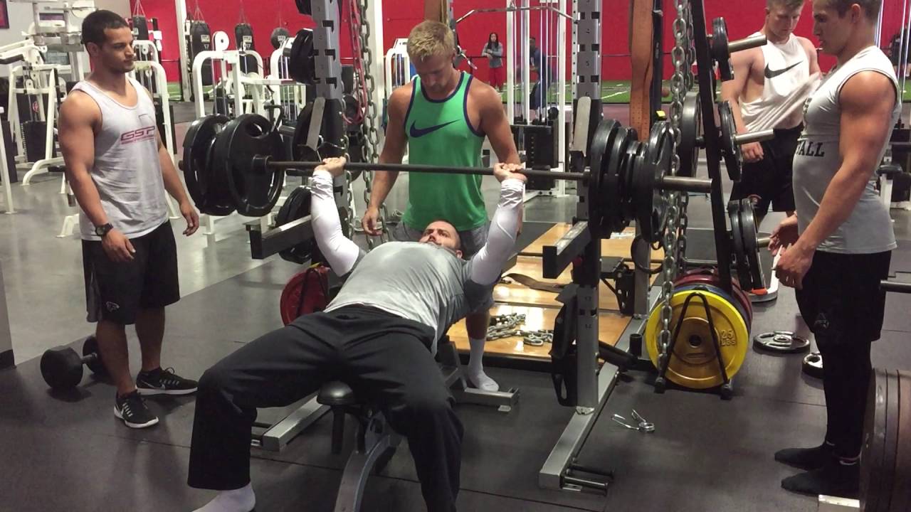 卧推要配什么动作，才能把“死胸肌”练大了？