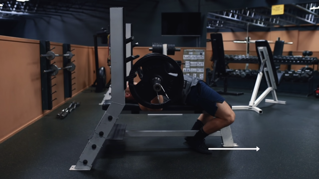 卧推这样练，胸肌自然来